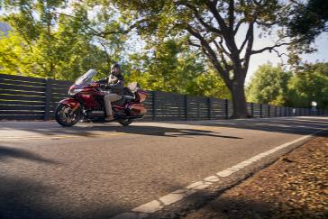 25 Honda Gold Wing Tour Bourdeaux Red Metallic Action