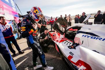 Prior to the 2024 Formula 1 Las Vegas Grand Prix, Honda, HRC and Acura gathered a collection of hybrid hero machines including the Acura ARX-06, Indycar, the Indycar hybrid-powered CR-V Hybrid Racer and the production Honda Civic Hybrid to celebrate the performance of Honda’s hybrid Power Unit (PU) technology as an important pillar of Honda’s automotive electrification strategy.