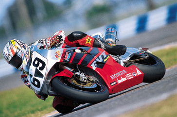Nicky Hayden on 2002 Honda RC51 road racing bike.
