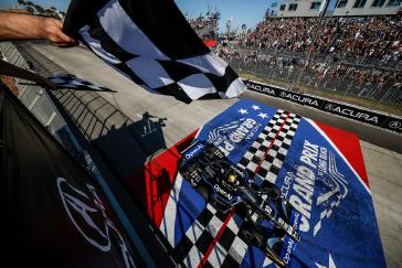 #10: Alex Palou, Chip Ganassi Racing Honda takes the checkered flag and win
