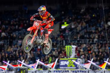 Hunter Lawrence minimizes damage on a difficult night in Seattle, retains points leads