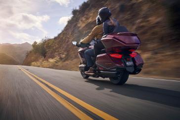 25 Honda Gold Wing Tour Bourdeaux Red Metallic Action