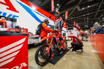 Hunter Lawrence minimizes damage on a difficult night in Seattle, retains points leads