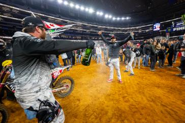 Hunter Lawrence scores his first AMA Supercross premier-class win in Arlington