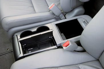 2007 Honda CR-V (EX-L with Navigation) - Interior.
