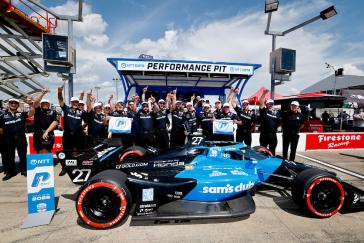 NTT P1 Award winner #27: Kyle Kirkwood, Andretti Global Honda celebrates his pole position qualifying with his team