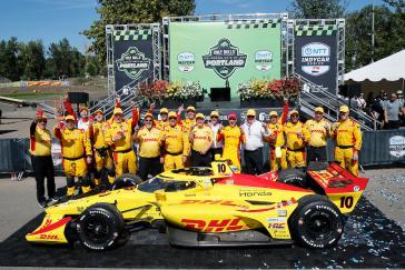 Winner #10: Alex Palou, Chip Ganassi Racing Honda and crew celebrate in Victory Lane