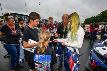 Grid walk, Fans, #72: Pegram Racing, Honda Civic FL5 TCR, TCR: Riley Pegram, Larry Pegram