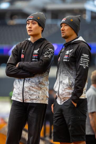 Hunter Lawrence scores his first AMA Supercross premier-class win in Arlington