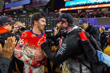 Hunter Lawrence scores his first AMA Supercross premier-class win in Arlington