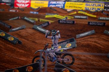 Hunter Lawrence scores his first AMA Supercross premier-class win in Arlington