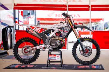 Hunter Lawrence scores his first AMA Supercross premier-class win in Arlington