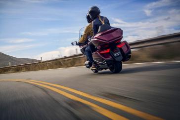 25 Honda Gold Wing Tour Bourdeaux Red Metallic Action