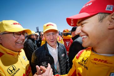 Winner #10: Alex Palou, Chip Ganassi Racing Honda team manager Barry Wanser and engineer Julian Robertson congratulate the winning driver in Victory Lane
