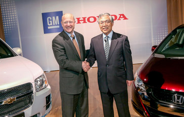 General Motors Vice Chairman Steve Girsky (left) and Honda North America President Tetsuo Iwamura announce a long-term, definitive master agreement to co-develop next-generation fuel cell system and hydrogen storage technologies, aiming for the 2020 time frame Tuesday, July 2, 2013 in New York, New York. GM and Honda are acknowledged leaders in fuel cell technology and rank No. 1 and No. 2, respectively, in total fuel cell patents filed between 2002 and 2012, with more than 1,200 between them. (General Motors and Honda News Photo)