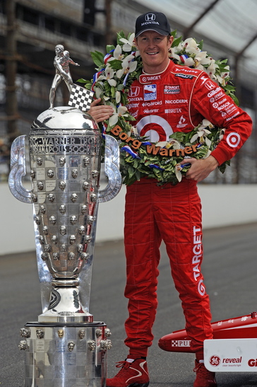 25 May 2008, Indianapolis,Indiana USA. 2008 Indy 500 Champion Scott Dixon with the Borg-Warner Trophy, Honda hat. ©2008 F.Peirce Williams USA. LAT Photographic.