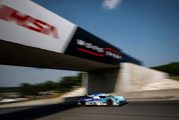 #60: Acura Meyer Shank Racing w/Curb Agajanian, Acura ARX-06, GTP: Tom Blomqvist, Colin Braun Move Over bridge