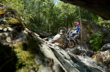 20 Montesa Cota 4RT260 action