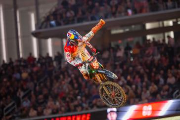 Hunter Lawrence scores his first AMA Supercross premier-class win in Arlington