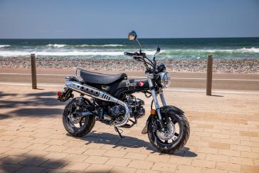 Honda Dax 125 Pearl Black