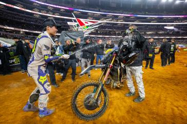 Hunter Lawrence scores his first AMA Supercross premier-class win in Arlington