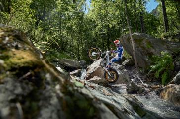 20 Montesa Cota 4RT260 action