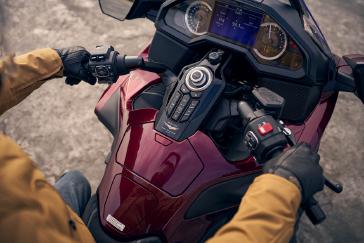 25 Honda Gold Wing Tour Bourdeaux Red Metallic Lifestyle