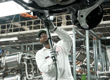 An Alabama Auto Plant associate installs the new heavy-duty recovery hooks on the 2026 Honda Passport Trailsport, which are engineered to break away in the event of a front collision. This patented design is a world’s first and enables the Passport to target top of class safety ratings.