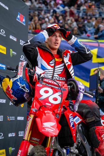 Hunter Lawrence minimizes damage on a difficult night in Seattle, retains points leads