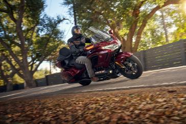 25 Honda Gold Wing Tour Bourdeaux Red Metallic Action