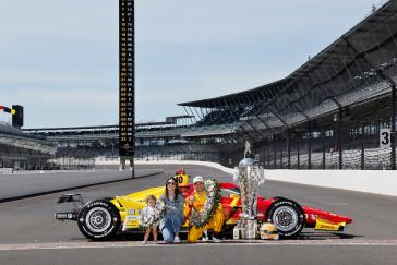 Winner #10: Alex Palou, Chip Ganassi Racing Honda with wife Esther and daughter Lucia