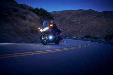 25 Honda Gold Wing Tour Bourdeaux Red Metallic Action