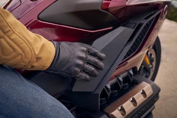 25 Honda Gold Wing Tour Bourdeaux Red Metallic Location Detail