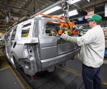 Associates at the Alabama Auto Plant (AAP) use lift-assist technology to install the tailgate on the 2026 Honda Passport. A number of lift assist devices were added at AAP to make processes easier for associates and to achieve high quality.