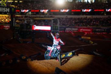 Hunter Lawrence scores his first AMA Supercross premier-class win in Arlington