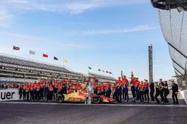 Winner, #10, Alex Palou, Chip Ganassi Racing Honda, poses for the winners portrait shoot with Honda HRC engineers