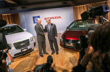 General Motors Vice Chairman Steve Girsky (left) and Honda North America President Tetsuo Iwamura announce a long-term, definitive master agreement to co-develop next-generation fuel cell system and hydrogen storage technologies, aiming for the 2020 time frame Tuesday, July 2, 2013 in New York, New York. GM and Honda are acknowledged leaders in fuel cell technology and rank No. 1 and No. 2, respectively, in total fuel cell patents filed between 2002 and 2012, with more than 1,200 between them. (General Motors and Honda News Photo)