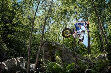 20 Montesa Cota 4RT260 action
