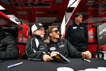 #93: Acura Meyer Shank Racing w/Curb Agajanian, Acura ARX-06, GTP: Renger van der Zande, Autograph session