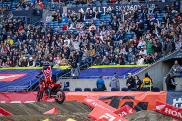 Hunter Lawrence minimizes damage on a difficult night in Seattle, retains points leads