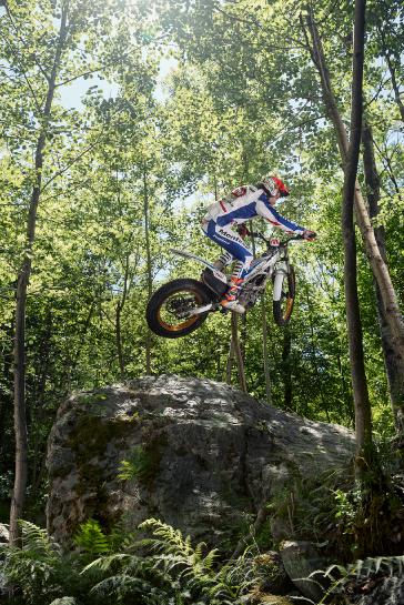 20 Montesa Cota 4RT260 action