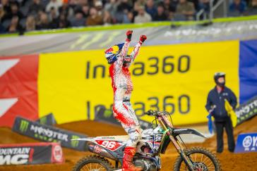 Hunter Lawrence scores his first AMA Supercross premier-class win in Arlington