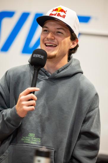 Hunter Lawrence minimizes damage on a difficult night in Seattle, retains points leads