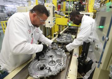 A Honda associate at Transmission Plant – Ohio uses ergonomic assist devices to build part of the two-motor hybrid system that powers Honda’s hybrid-electric vehicles