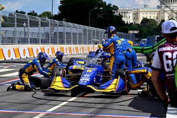 #8: Kyffin Simpson, Chip Ganassi Racing Honda pit stop
