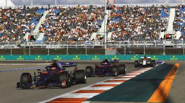 Daniil Kvyat (front) leads Pierre Gasly as the two Toro Rosso Honda’s do battle in Sunday’s Russian GP