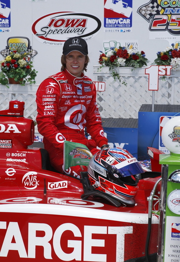 20-21 June, 2008, Newton, Iowa USA. Dan Wheldon celebrates victory. ©2008, Dan Streck, USA. LAT Photographic.