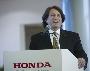 Steve Center, vice president of the Environmental Business Development Office at American Honda Motor Co., Inc., welcomed the first six Clarity customers on December 19, 2016 on the Torrance, Calif., campus of American Honda Motor Co., Inc.