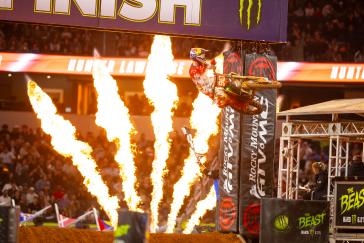 Hunter Lawrence scores his first AMA Supercross premier-class win in Arlington
