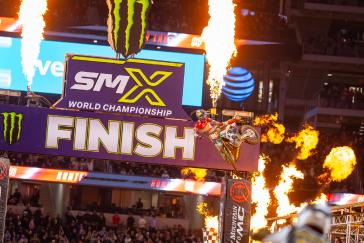 Hunter Lawrence scores his first AMA Supercross premier-class win in Arlington